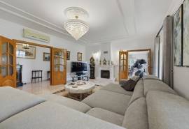 Carvoeiro – Spacious luxury 5+1-bedroom villa with pool, sea views, double garage on large private plot
