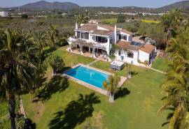 Olhão – Luxury 3-Bedroom Quinta with Pool, Sea Views and Olive Grove.