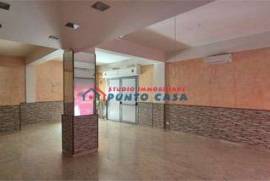 PRESSI STADIO – Locale commerciale al P.T. di 100 mq ca. – 2 vani + 2 w.c. – n. 2 aperture su strada