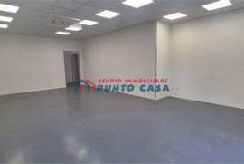 PRESSI VIA LIBICA – Locale artigianale di 150 mq ca. + 150 mq ca. di area libera – 2 vani + w.c.