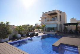 Semi Detached Villa in Madliena