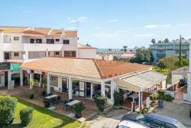 Restaurant on a busy area of Albufeira with a prime location