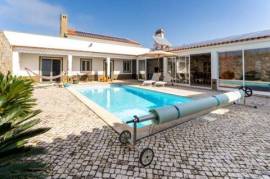 3 Bedroom Villa with Pool and Close to the Sea in Serra do Bouro