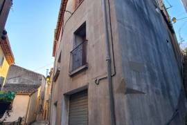 Village House To Refresh With 3 Bedrooms, 2 Shower Rooms, A Convertible Attic, Cellars And A Patio, Near The River.