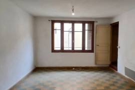 Village House To Refresh With 3 Bedrooms, 2 Shower Rooms, A Convertible Attic, Cellars And A Patio, Near The River.