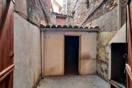 Village House To Refresh With 3 Bedrooms, 2 Shower Rooms, A Convertible Attic, Cellars And A Patio, Near The River.