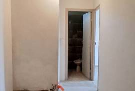 Village House To Refresh With 3 Bedrooms, 2 Shower Rooms, A Convertible Attic, Cellars And A Patio, Near The River.