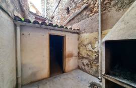 Village House To Refresh With 3 Bedrooms, 2 Shower Rooms, A Convertible Attic, Cellars And A Patio, Near The River.