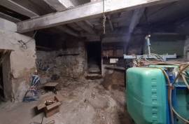 Village House To Refresh With 3 Bedrooms, 2 Shower Rooms, A Convertible Attic, Cellars And A Patio, Near The River.