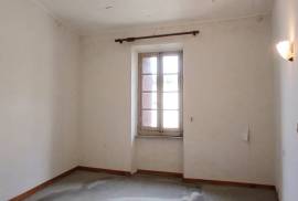 Village House To Refresh With 3 Bedrooms, 2 Shower Rooms, A Convertible Attic, Cellars And A Patio, Near The River.