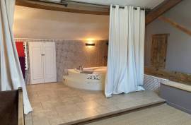 Beautiful House with Pool in the Middle of Vineyards