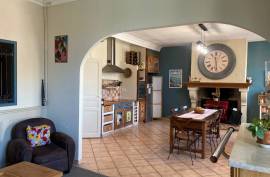 Beautiful House with Pool in the Middle of Vineyards