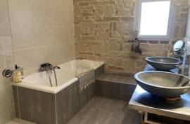 Beautiful House with Pool in the Middle of Vineyards