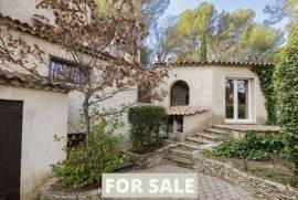 Detached Country House with Mature Gardens