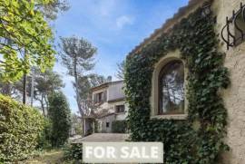 Detached Country House with Mature Gardens