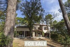 Detached Country House with Mature Gardens