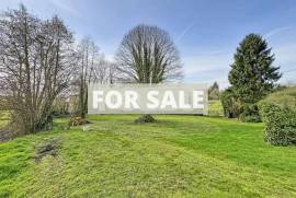 Detached Country House with Landscaped Garden