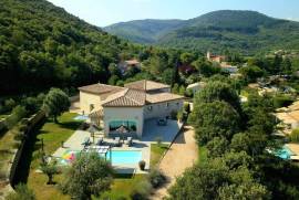 Superb High-end Single Storey Villa And Independent Guest Cottage