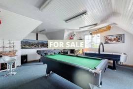 Detached Country House with Landscaped Garden