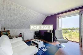 Detached Country House with Landscaped Garden