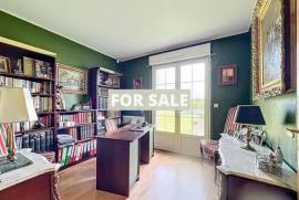 Detached Country House with Landscaped Garden