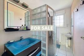 Detached Country House with Landscaped Garden