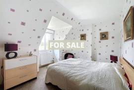 Detached Country House with Landscaped Garden