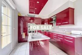 Detached Country House with Landscaped Garden