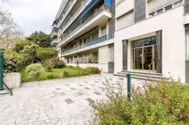 Apartment in Building with Concierge