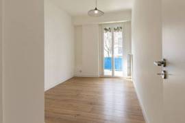 Apartment in Building with Concierge