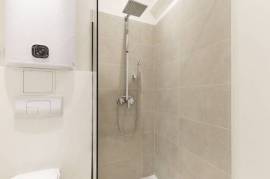 Apartment in Building with Concierge