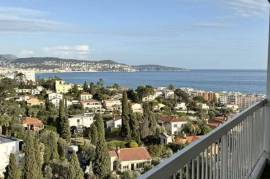 Apartment with Balconies and Sea View