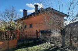 Partially renovated country house with annex, garage and spacious