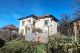 Old country house with plot of land and nice views