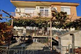 Spacious House with 6 Bedrooms in Kosharitsa – Only 5 km from the Sea