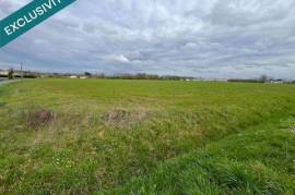 Terres agricoles avec puit et pompe