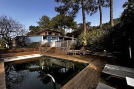 Rare sur Lacanau: Entre golf et océan, une signature d’architecte tournée vers la lumière et l’art de vivre.