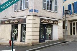 MURS DE BOUTIQUE EMPLACEMENT N°1 IMMEUBLE EN ANGLE SUR LA PLACE NOTRE DAME