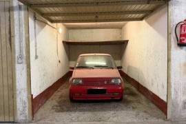 Grand garage fermé dans sous-sol sécurisé