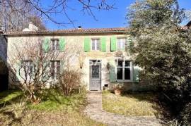 À RÉTAUD, maison charentaise d'environ 200 m2 à rénover sur parcelle de 1461 m2