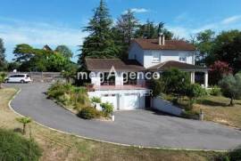 Belle maison familiale (6 chambres) au calme.