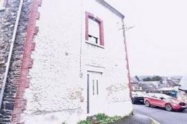 Situé à Revin, cet immeuble en pierre locale avec toiture en ardoise