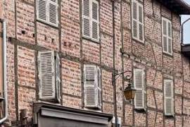 IMMEUBLE AVEC 2 LOCAUX COMMERCIAUX, 1 APPARTEMENT A RAFRAICHIR ET COMBLES AMENAGEABLES