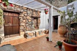 Wonderfully renovated 2-bed house with garden and beautiful views.