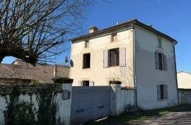 Charming Country House with Garden, Outbuildings and Great Potential in a Peaceful Hamlet - €91395