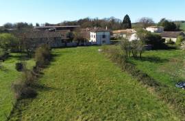 Charming Country House with Garden, Outbuildings and Great Potential in a Peaceful Hamlet - €91395