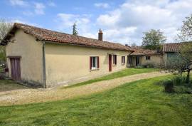 2 Bedroom Stone Property in a Peaceful Location - €96770