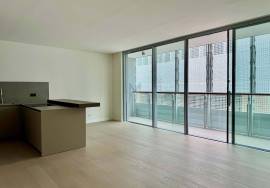 T1 with terrace for rent by the Tagus River