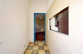 Praia à Porta: Commercial Space with Residential Potential in Armação de Pera