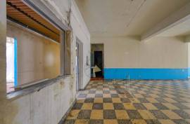 Praia à Porta: Commercial Space with Residential Potential in Armação de Pera